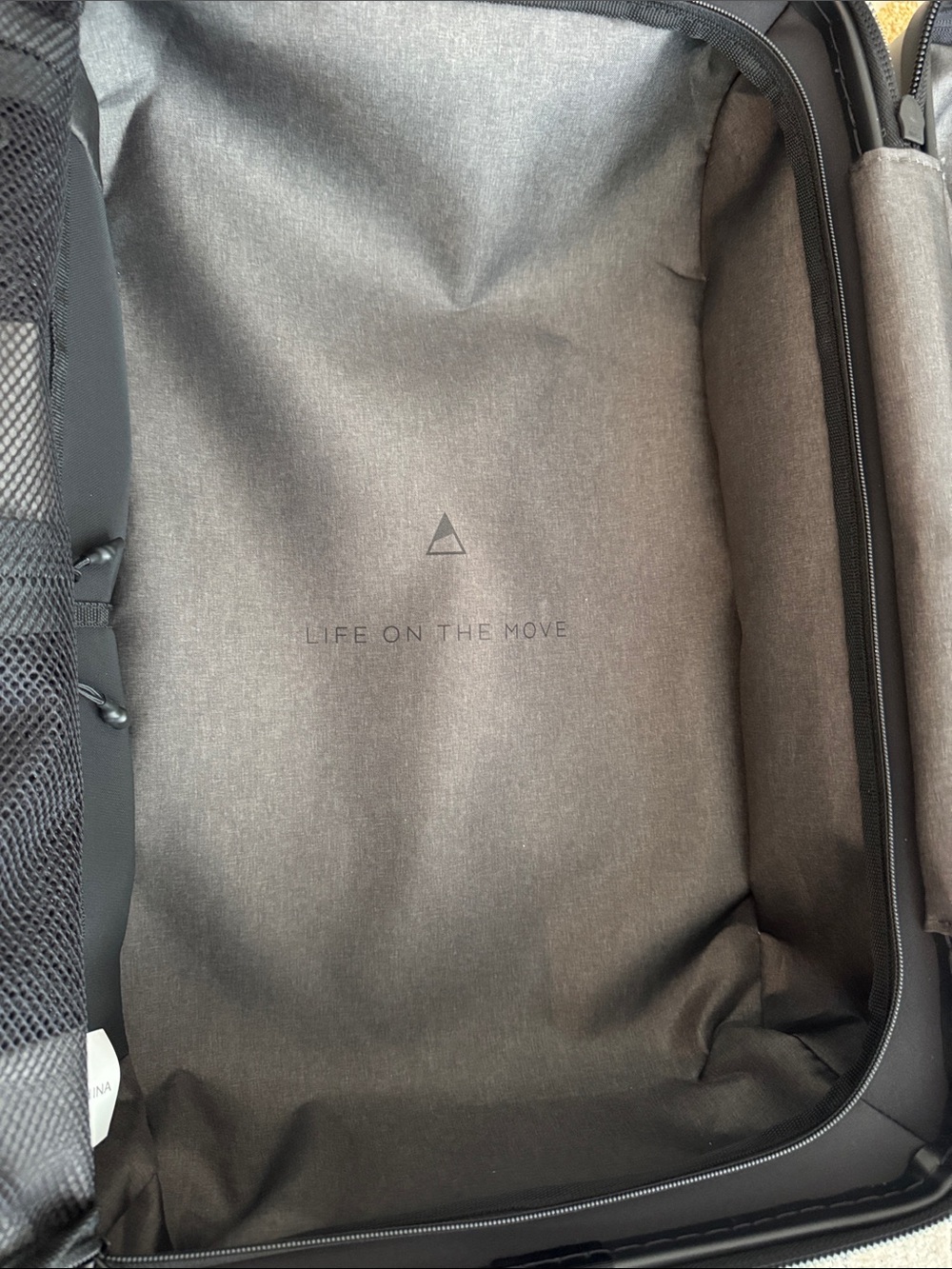 Nomatic Carry-On classic Spinner Luggage in olive green gray NWT 14x9x22” - Picture 8 of 16